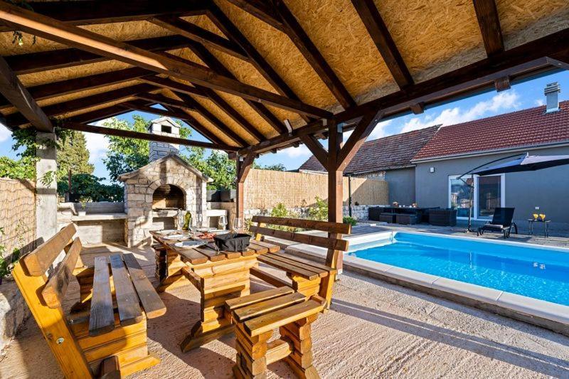 Olive Tree House With Jacuzzi, Wifi And 40M2 Pool Siritovci Exterior foto