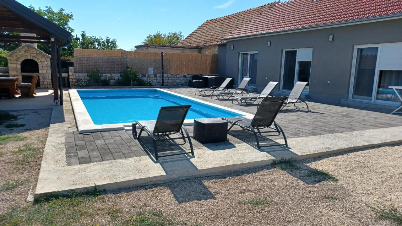 Olive Tree House With Jacuzzi, Wifi And 40M2 Pool Siritovci Exterior foto